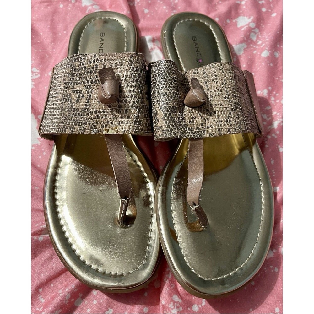 Bandolino Sandals Womens Sz8.5 Jimba Flip Flop Flats Gold Faux Leather Slip On